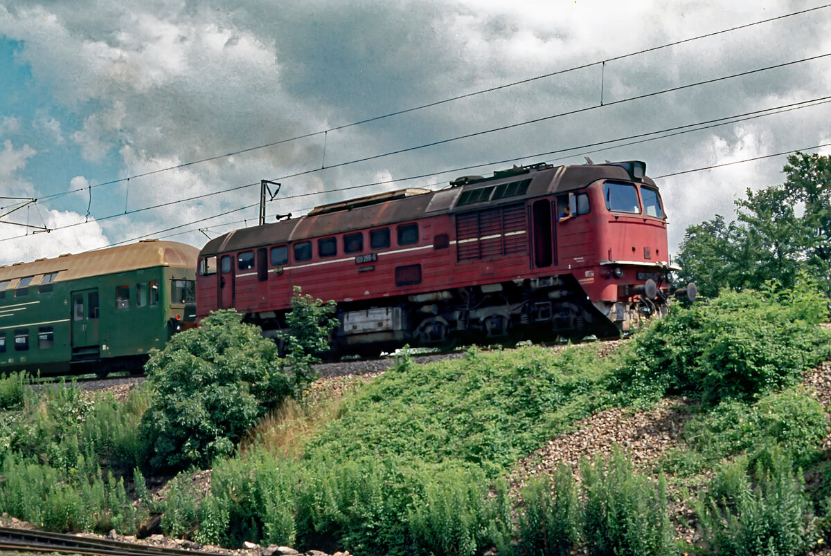 Noch mit DR-Nummer: die 120 255 am 28.07.1991 bei Freital-Hainsberg.