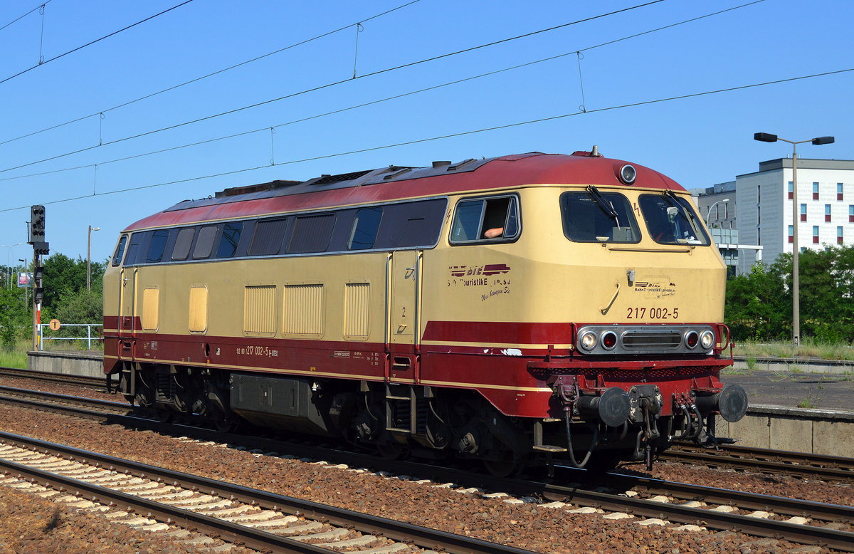 Noch mit NVR 92 80 1217 002-5 D-BTEX, allerdings mit schon verkratzten BTEX-Logo, die Lok stand nach meinem letzten Wissensstand zum Verkauf, ob dieser aktuell schon vollzogen ist und an wen? entzieht sich meiner Kenntnis, Durchfahrt Bf. Flughafen Berlin-Schönefeld, 29.05.18 