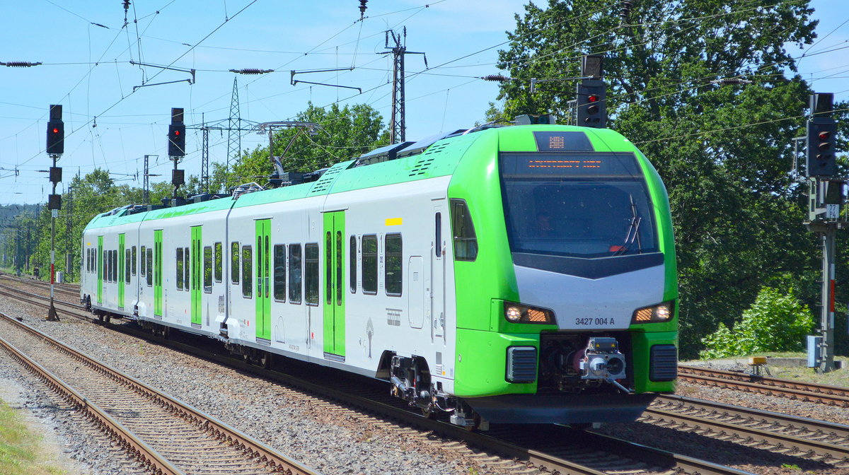Noch mit Registrierung der Stadler Pankow GmbH unterwegs, dieser grüne dreiteilige Triebzug vom Typ Typ FLIRT³ mit der Nr. 3427 004 A (NVR-Nummer: 94 80 3427 004-1 D-STAP) am 24.06.19 Saarmund Bahnhof. Ich nehme an eine Testfahrt? 
Ps: Also zukünftig für den Verkehrsverbund Rhein-Ruhr (VRR) im Einsatz, Vielen Dank Frank für die Info !!! 