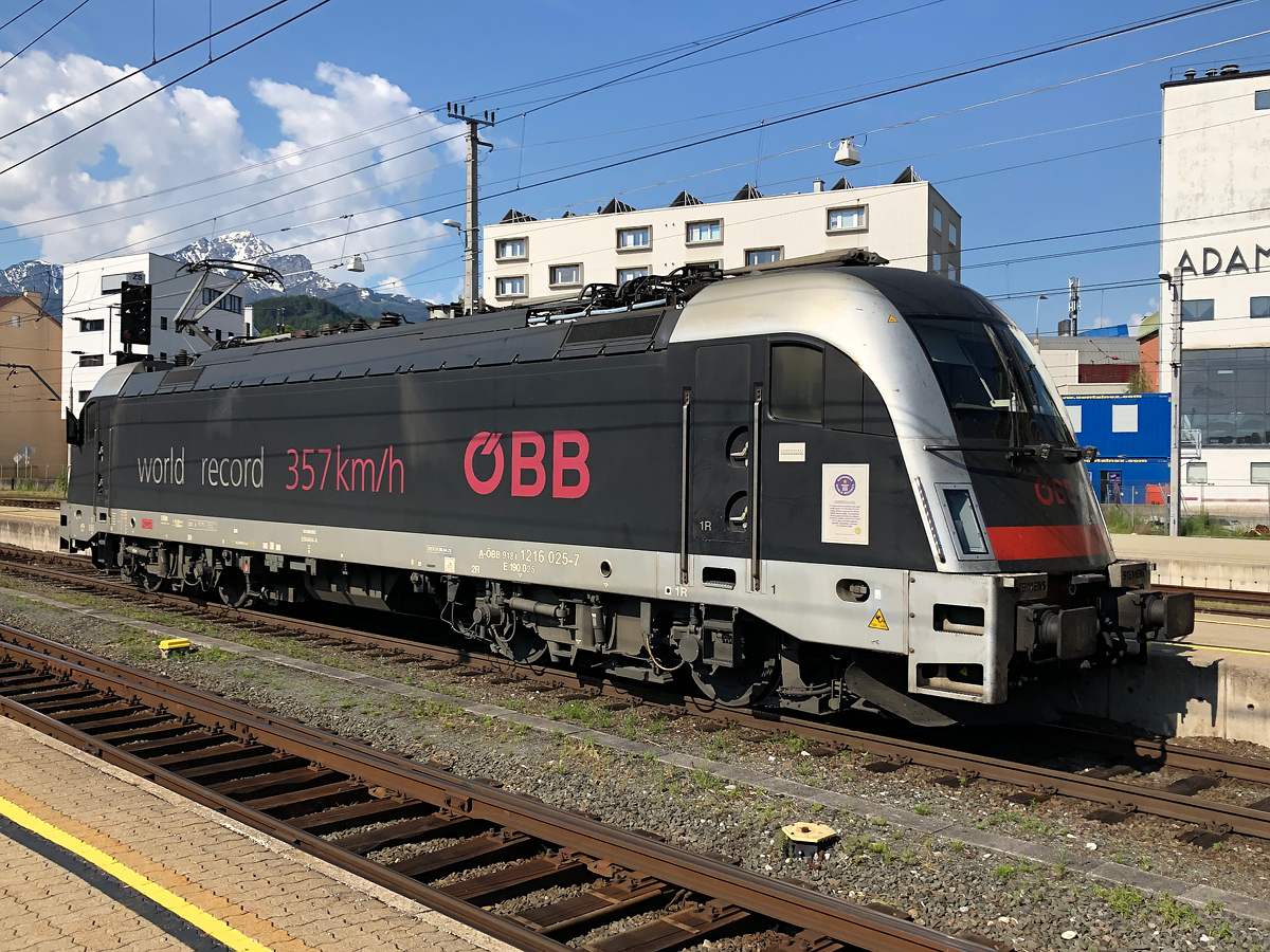 Noch eine Nahaufnahme der 1216 025  Weltrekord  bei der Rangierfahrt in den Lokschuppen. Innsbruck Hbf am 03.06.2021