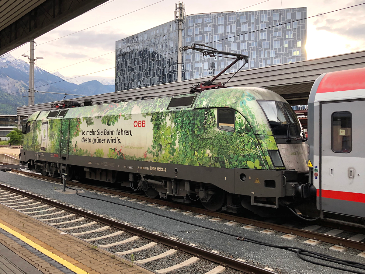 Noch eine Nahaufnahme der Hinterseite der 1016 023  Green Points  bei der Rangierfahrt in den Innsbrucker Frachtenbahnhof. Dieser Zug fuhr später als IC 118 nach Dornbirn. Innsbruck Hbf am 21.05.2021