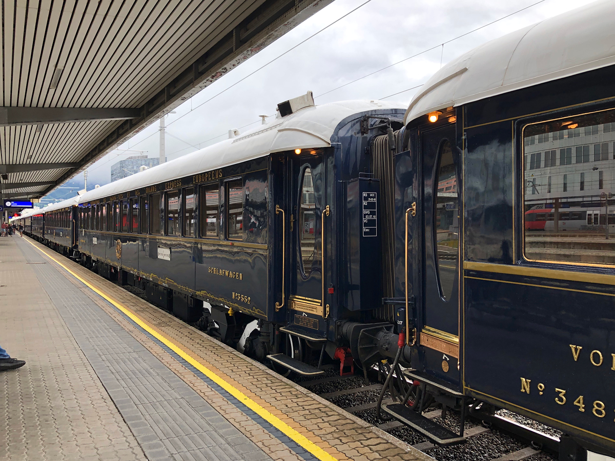 Noch eine Nahaufnahme der luxuriösen Wagen des Venice Simplon Orient Express (VSOE / DRV 1368). Innsbruck Hbf am 28.07.2021