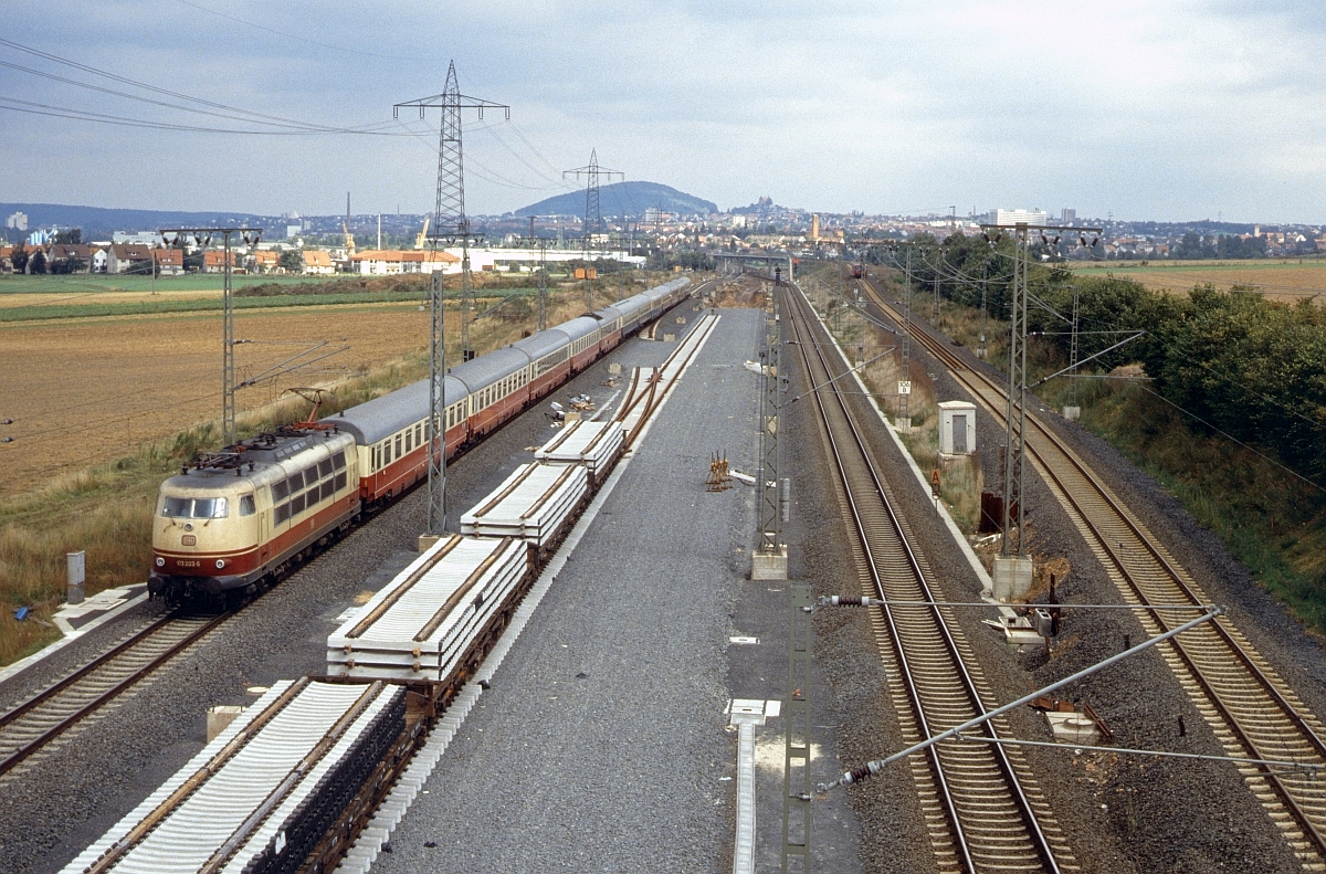 Noch ist die Neubaustrecke erst im Werden. 103 223 mit IC südwärts im Mai 1988 südlich Fulda.