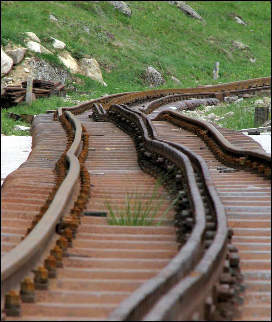 Noch nicht betriebsbereit -

2010 sollen hier im Sommer wieder Dampfzüge fahren. Zahnradbahngleise bei Oberwald. Die alte Bahnstrecke wurde als Museumsbahn bislang nur zwischen Realp und Gletsch befahren. Jetzt wird auch das fehlende Stück wieder hergestellt. 

20.05.2008 (J)