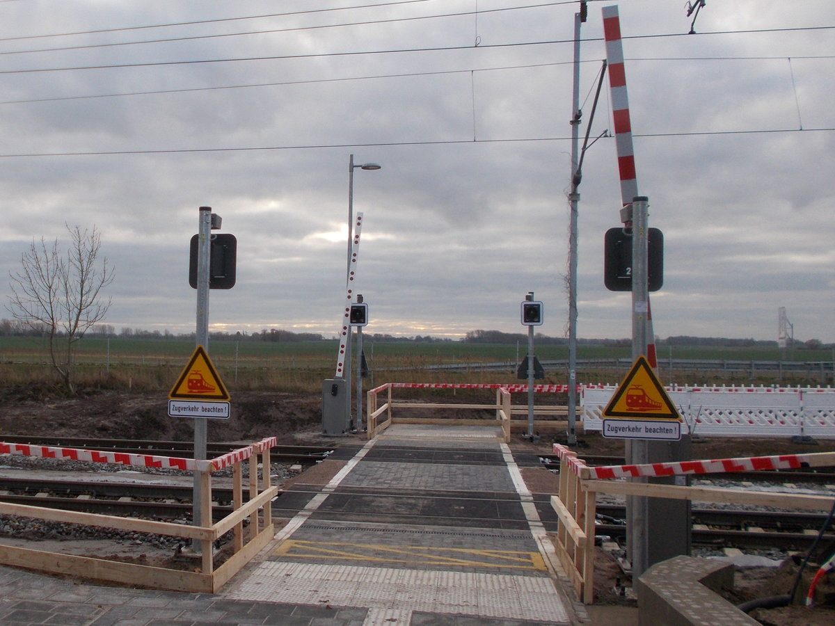 Noch nicht ganz fertig der Bahnübergang zum Zugang Gleis 2 in Rambin am 02.Dezember 2017.