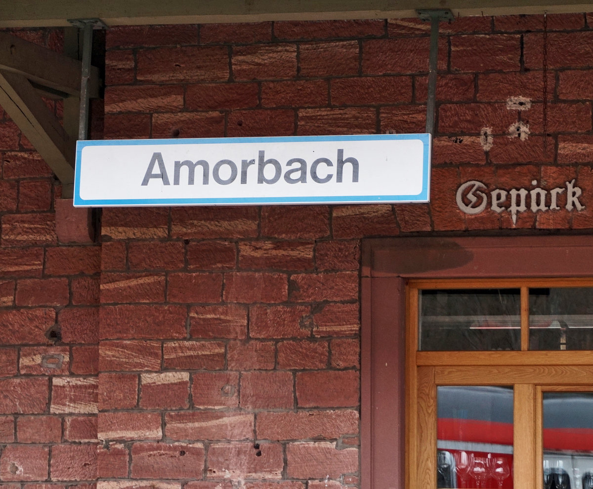 Noch nicht in den neuen Normen, präsentiert sich das Bahnhofsschild von Amorbach.
Aufgenommen am 23.3.2016