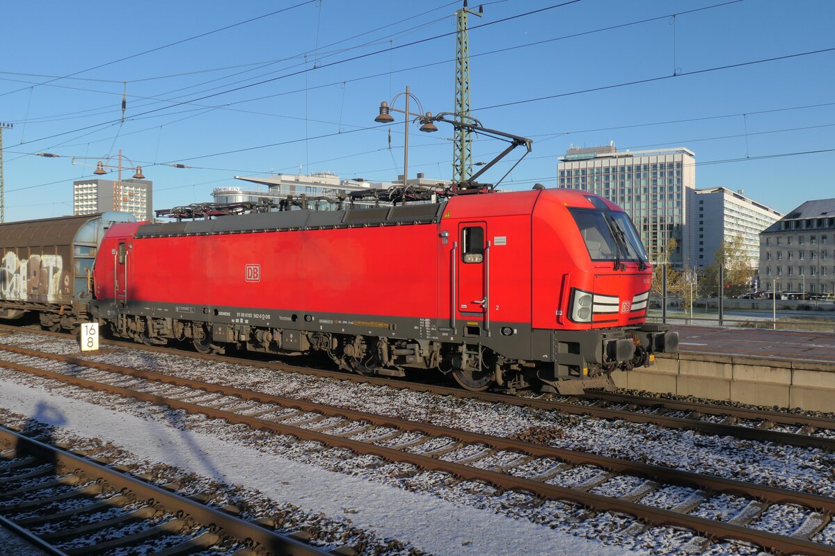 noch nicht sehr häufig sind die Vectrons MS bei DB Cargo anzutreffen; hier 193 562 vor einem typischen DB-Cargo-Zug bei der Durchfahrt durch Dresden-Hauptbahnhof, November 2024