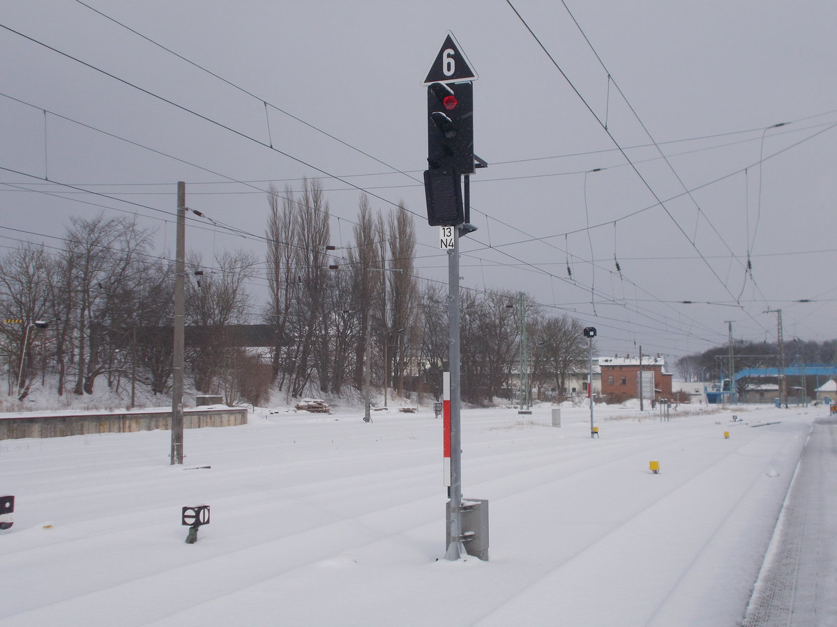 Noch nicht viel Einsatz hatte das neue Ausfahrsignal N4 seit der Inbetriebnahme in Bergen/Rügen.Aufnahme vom 02.März 2018.