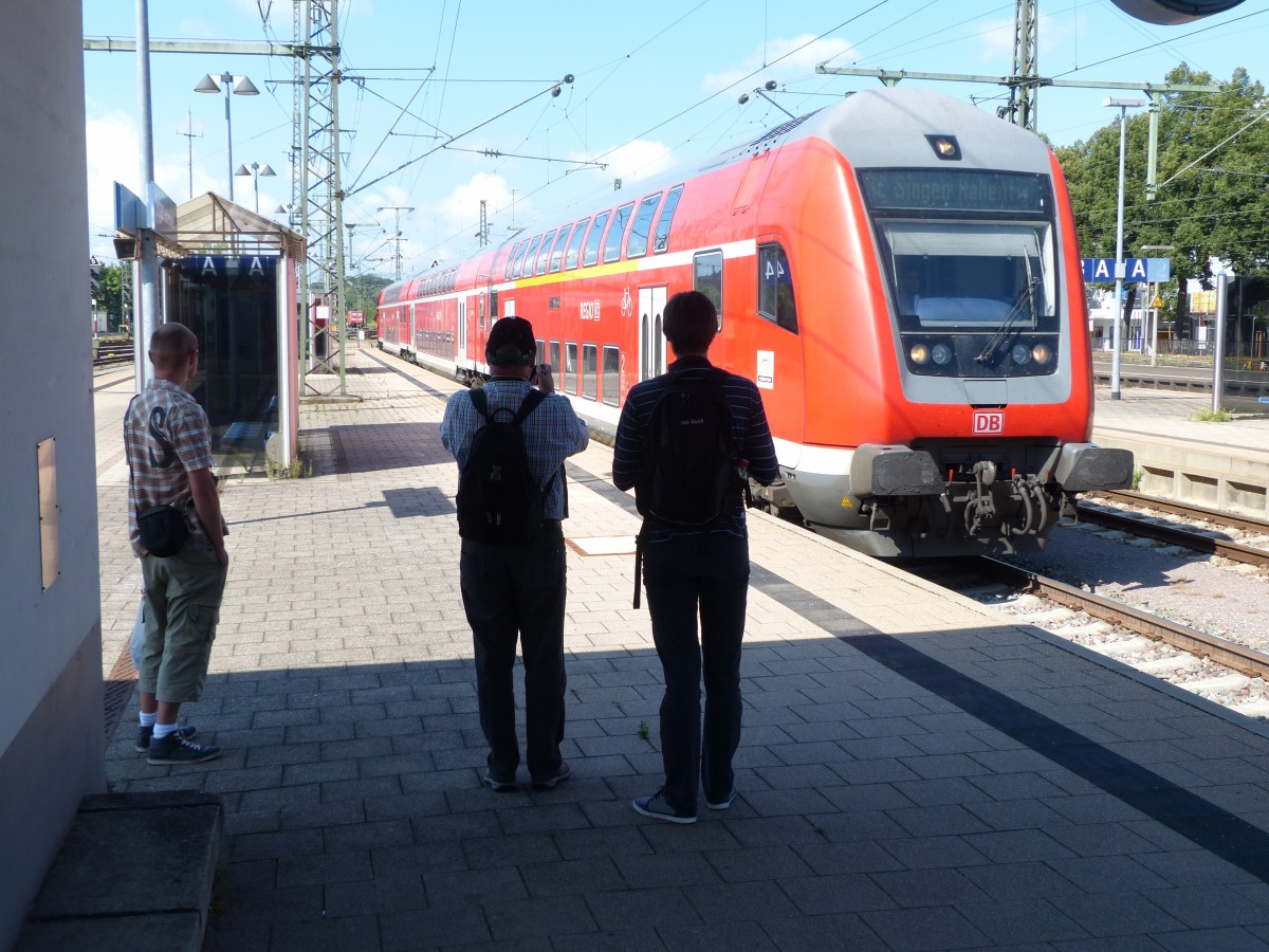 Noch nie einen Zug gesehen? Könnte man meinen - aber bei einem Bahnbildertreffen ist der Name natürlich Programm. Alles, was auf Schienen bewegt wird, wird fotografisch festgehalten. Stephan, Walter und Julian. 2.8.2015