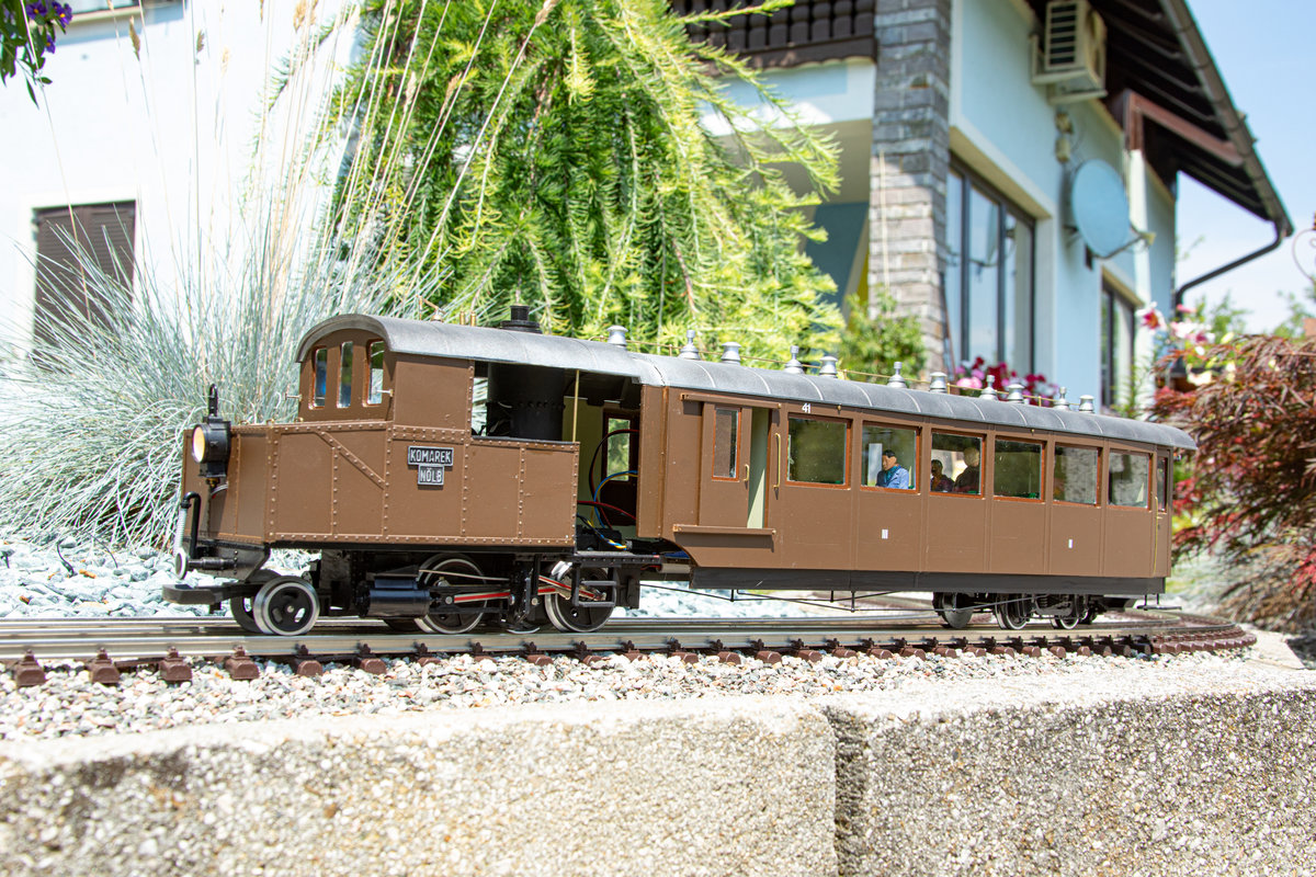 Noch nie in meinem langen  Eisenbahner Leben   davon gehört geschweige denn gesehen , ein KOMAREK Triebwagen . 
1906 gebaut waren die Triebwagen die den Dampfbetrieb revolutionierten aber nicht lange für die NÖLB im Einsatz.
Bereits 1921 kam die Nr. 40 zur Feistritztalbahn , sprich ganz in meine nähe. 
Hier auf der Gartenbahn durfte ich eines dieser Schmuckstücke ablichten. 
6.07.2019