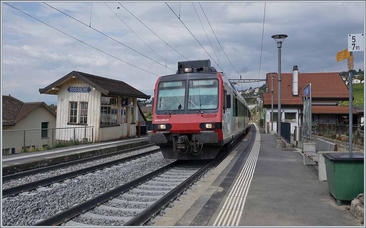 Noch ist das eine oder andere zu richten und die Wanderwege entlang der Strecke sind nur eingeschränkt begehbar, doch pünktlich wie geplant konnte am Montag,  den 27. August der Verkehr auf der Strecke Lausanne Puidoux Chebres wieder aufgenommen werden und der eigen Charme der kleinen Station Bossière mit seinen leicht schiefen Wartehäuschen blieb erhalten.
Das Bild zeigt die aus einem Domino-RBDe 560 mit glatter Front bestehende S4 12437 bei der Einfahrt in Bossière. 
29. August 2018