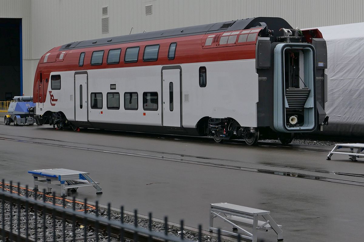 Noch ohne Fahrzeugnummer steht am 24.09.2022 ein Steuerwagen für die schwedische Bahngesellschaft  Tåg i Bergslagen  im Werk St. Margrethen von Stadler