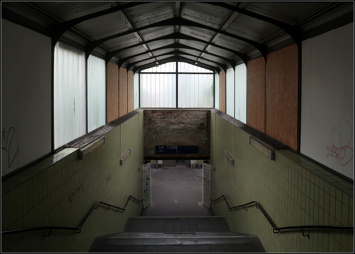 Noch ohne Sanierung -

Treppenabgang im S-Bahnhof Berlin-Schönweide -

20.08.2019 (M)