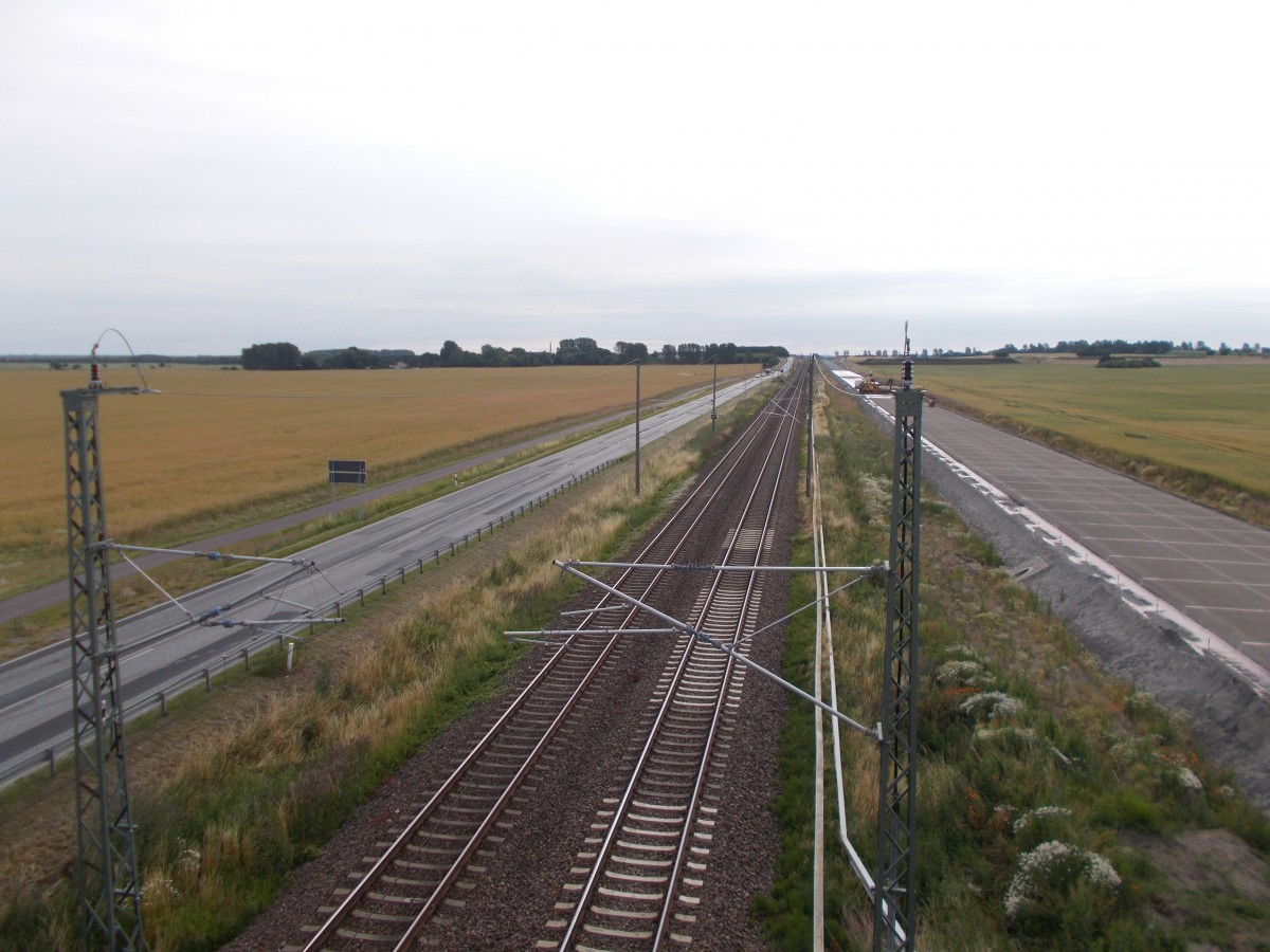 Noch ohne Stau auf der B96 verläuft,zwischen der alten (links) und der,im Bau befindlichen,neuen B96,das Streckengleis der KBS 195 zwischen Rambin und Samtens.Aufgenommen am 12.Juli 2015.