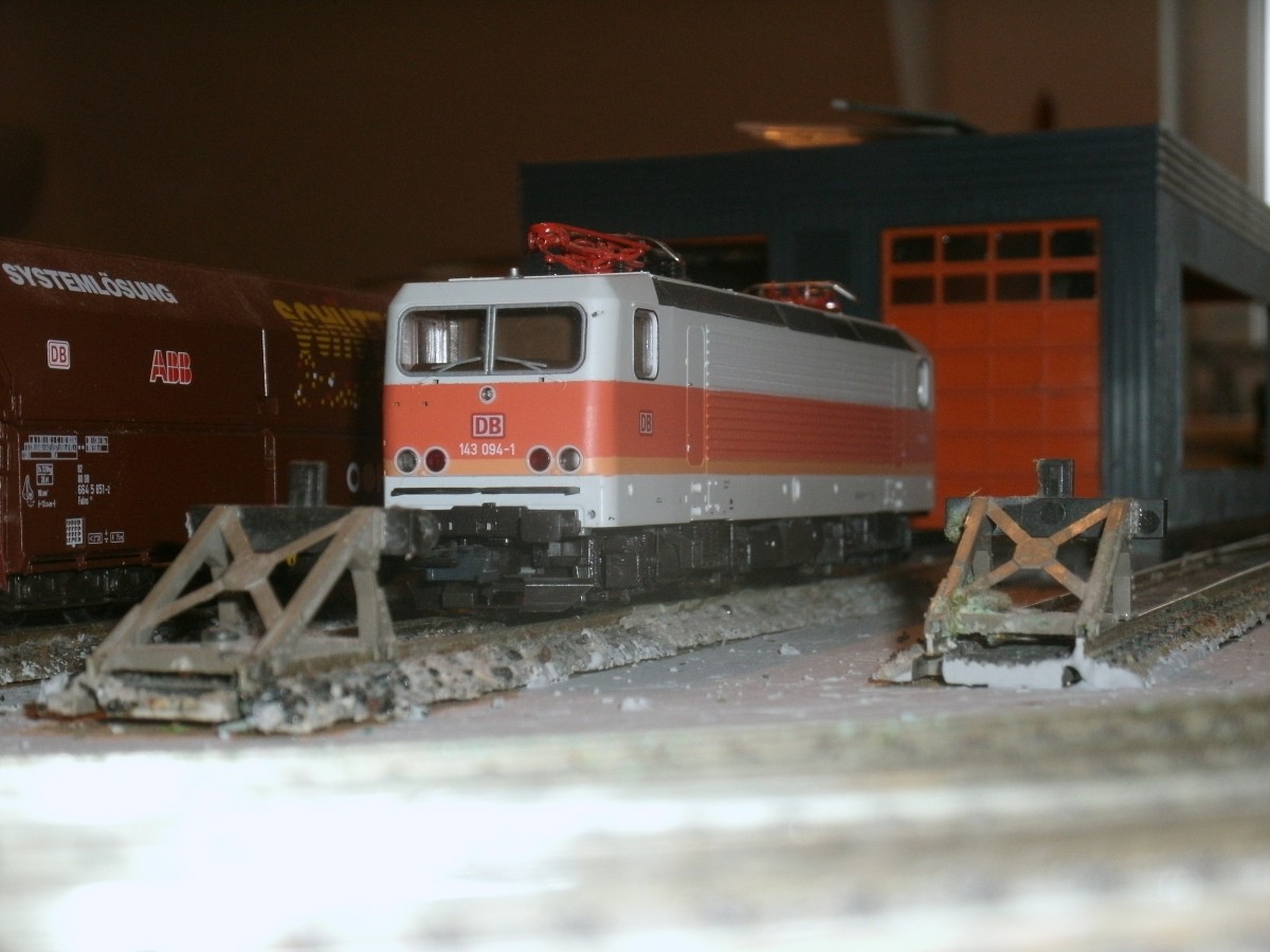 Noch ohne Zurüstteile und Alterungsspuren stand Roco`s 143 094 in meinem H0-Bw.