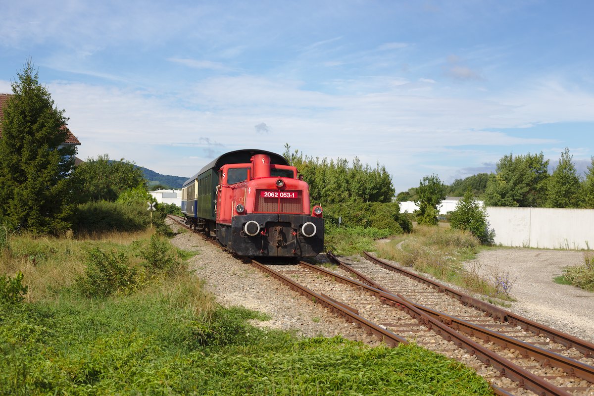 Noch im Ortsgebiet von Korneuburg ist diese Aufnahme entstanden. Sie zeigt die 2062 053 mit drei Spantenwagen auf der Fahrt nach Ernstbrunn. (12.08.2017)