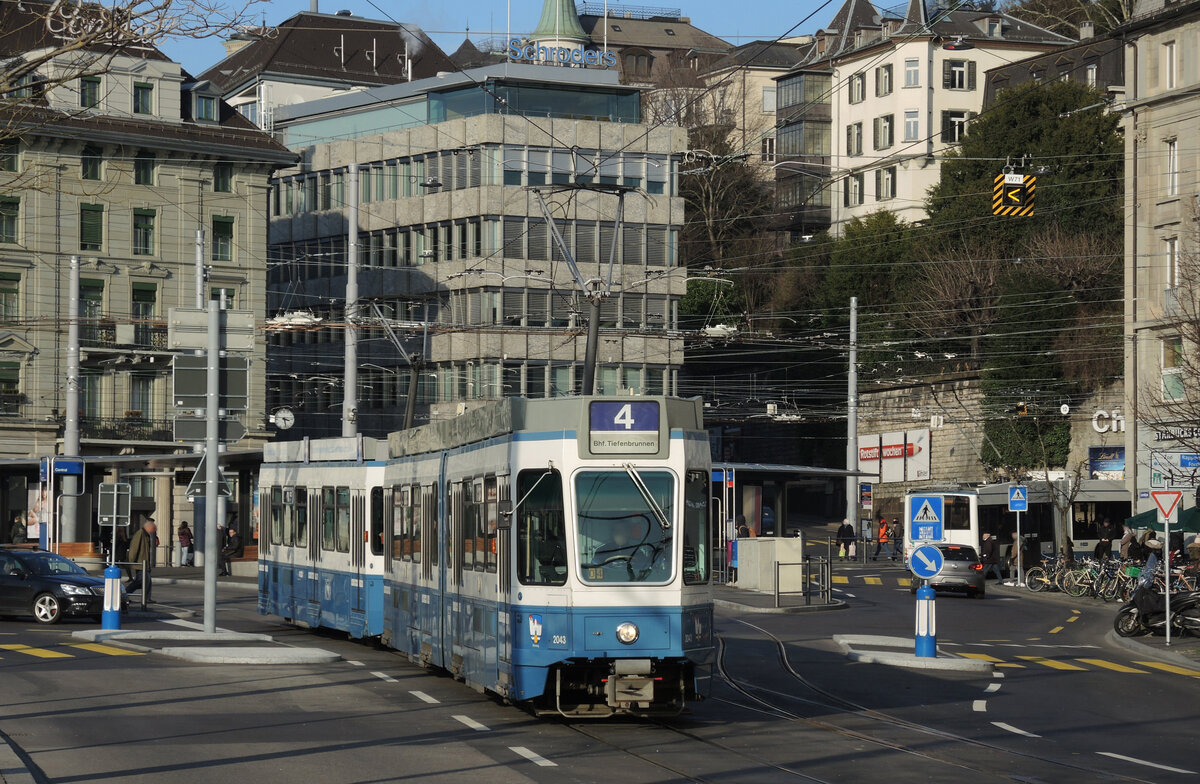Noch prägen die Tram 2000 das Alltagsbild in Zürich. Ihre Zahl nimmt jedoch fortlaufend ab mit der Inbetriebnahme der Flexitys. Hier ein Ponyzug mit dem Be 4/6 2043 beim Central am 05.02.2018. Dieser Wagen steht inzwischen nicht mehr im fahrplanmässigen Einsatz, sondern dient, zusammen mit dem Be 2/4 2408, seit September 2021 als Covid-19 Impftram. Eine Rückkehr in den Linienbetrieb ist nicht vorgesehen.
