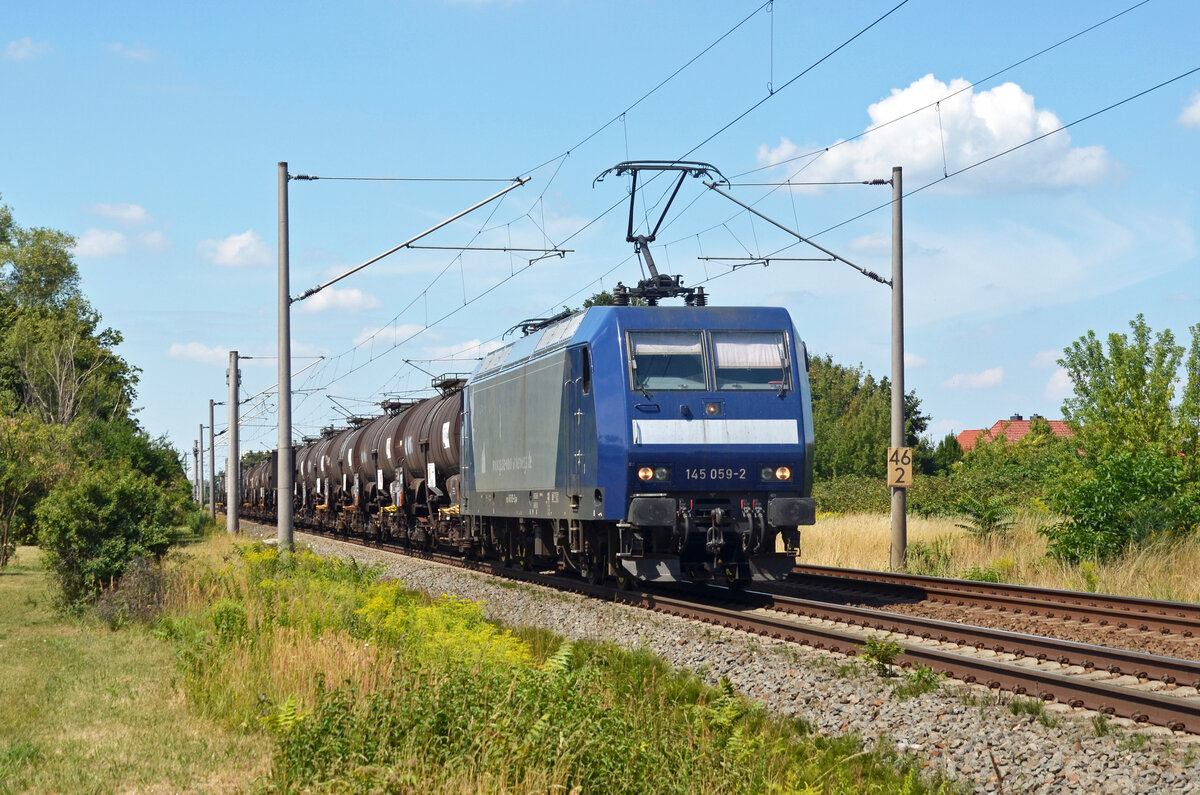 Noch in den RBH-Farben des Vornutzers rollt 145 059 am 31.07.22 mit einem Kesselwagenzug durch Greppin Richtung Bitterfeld.