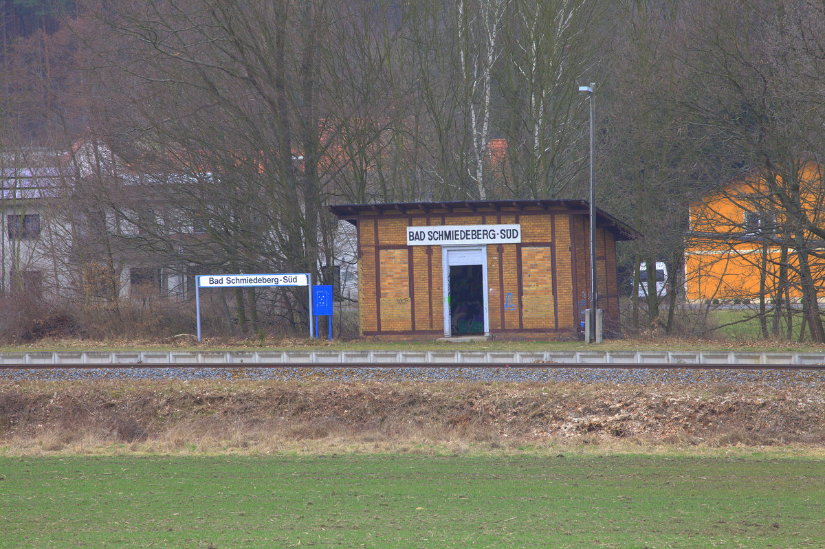 Noch ruht der Haltepunkt Bad Schmiedeberg Süd in Frieden, aber man munkelt, dass  die Strecke reaktiviert werden soll.
Es wir stellenweise neu geschottert und freigeschnitten.11.03.2017 13:06 Uhr.
Strecke Eilenburg-Lutherstadt Wittenberg.