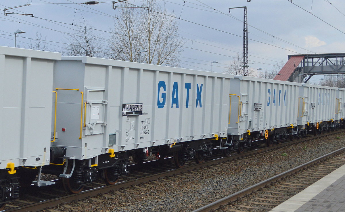 Noch sehr neue offene Drehgestell-Güterwagen vom Einsteller GATX Rail Germany GmbH mit niederländischer Registrierung, im Bild der Wagen mit der Nr. 37 TEN (GE) 84 NL-GATXD 5840 943-0 Eamnos in einem Ganzzug am 04.03.20 Bf. Saarmund.  