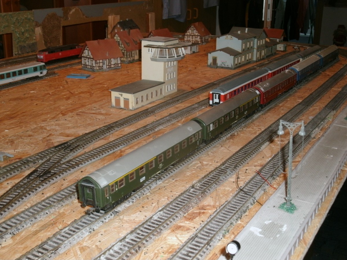Noch sind die Abstellgleise auf meiner neuen H0-Anlage nicht eingeschottert,was natürlich auch noch erfolgen wird,dennoch die ersten Wagen sind schon abgestellt.