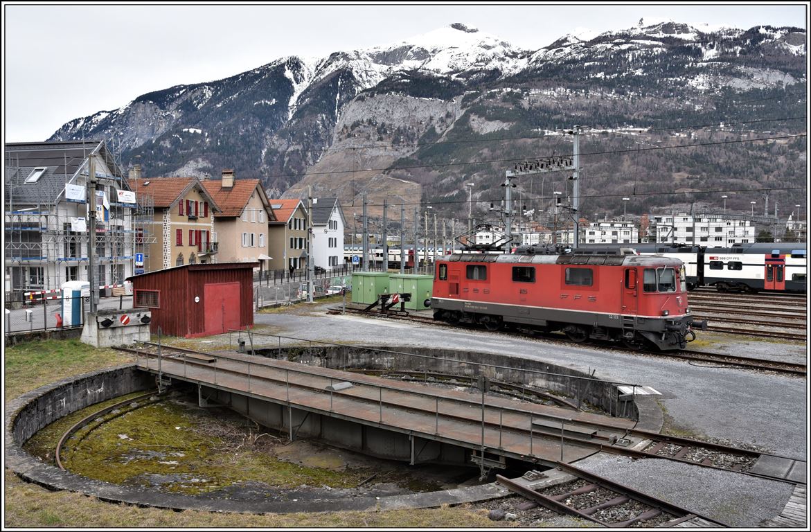 Noch sind in Chur die Infrastrukturen für den Dampfbetrieb vorhanden. Re 4/4 II 11125 pausiert neben der  Drehscheibe in Chur Untere Plessurstrasse. (16.02.2020)