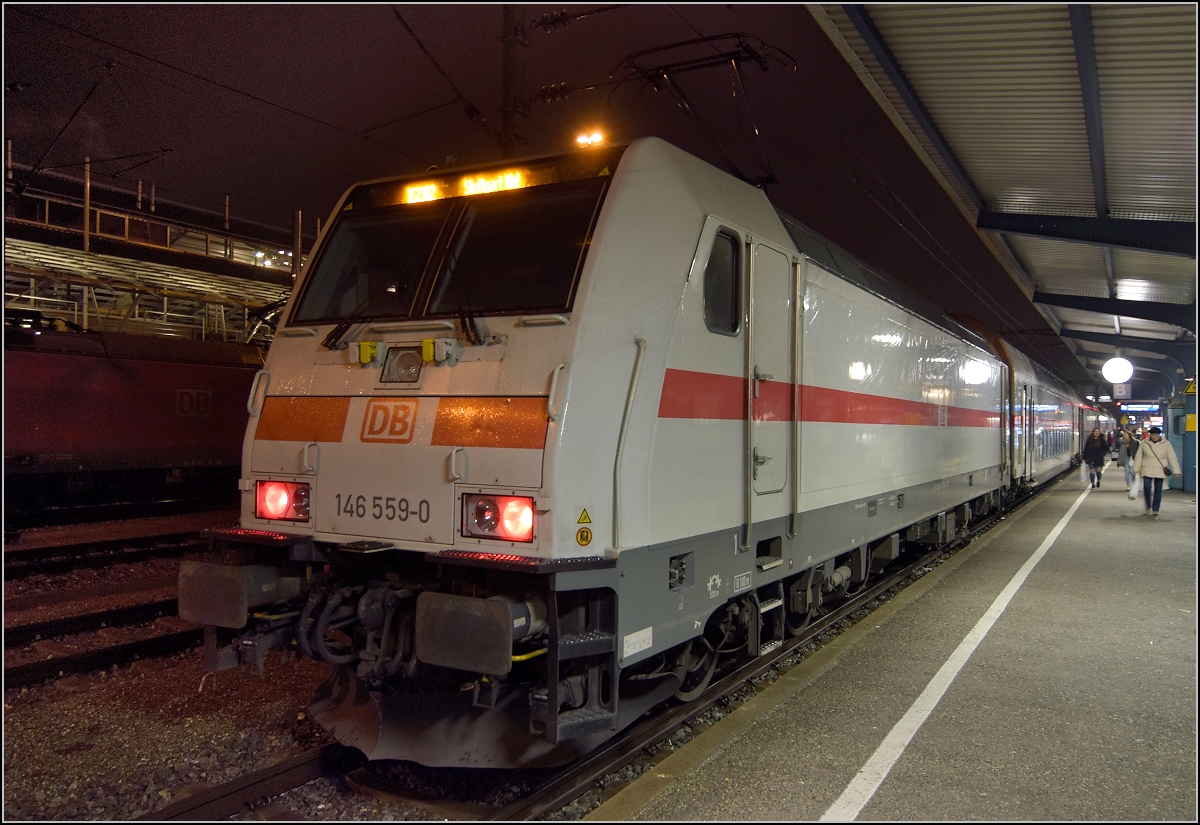 Noch sind keine vernüftigen Bilder vom IC 2 in Konstanz möglich, hier mit 146 559. Die neue Verbindung hält sich nur während der Dunkelheit für jeweils einen Kurzaufenthalt an der Grenze auf. Dezember 2017.