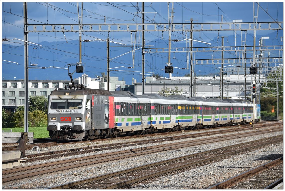 Noch sind nicht alle Voralpenexpress durch die neuen Traverso ersetzt worden. 456 095-9 und 456 091-8 führen den VAE 2580 von St.Gallen nach Luzern, hier in Pfäffikon SZ. (10.10.2019)