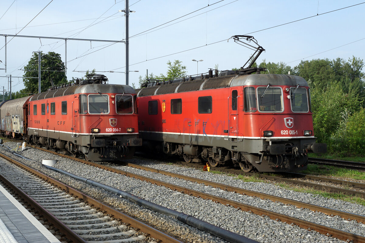 Noch sind die roten Re 620 im Dienst. 
Re 620 054-7  VILLENEUVE  und Re 620 085-1  SULGEN  in Gerlafingen gemeinsam auf die Abfahrt wartend am 12. Juli 2021.
Foto: Walter Ruetsch 