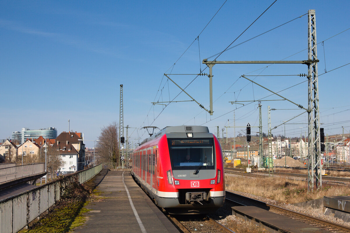 Noch sind sie rot: 430 067 als S1 Herrenberg-Kirchheim erreicht am 13.02.2022 Stuttgart-Untertürkheim. 