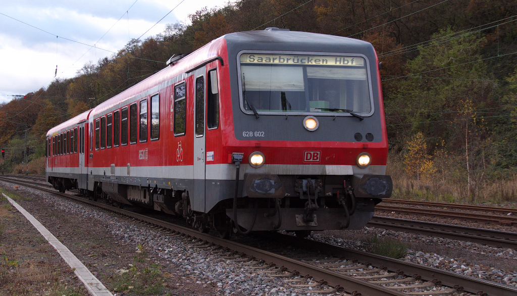 Noch sind sie im Saarland unterwegs.....die Triebzüge der Baureihe 628.
Auf der Niedtalbahn und zwischen Saarbrücken und Lebach-Jabach sind sie noch anzutreffen.
Am Wochenende Sa + SO gibt es einen Durchlauf Saarbrücken - Niedaltdorf und umgekehrt. 
Die Triebzüge werden auf der Niedtalstrecke ausgetauscht.
628 602 ist bei Luisenthal auf der Saarstrecke unterwegs, seit Dillingen/Saar befährt die RB die Hauptstrecke und hält auch dort auf allen Bahnhöfen bis zum Hbf. Saarbrücken.
3 Minuten vor dieser Aufnahme war 628 451 als Gegenzug nach Niedaltdorf an uns vorbei gebrummt.
24.11.2013 Bahnstrecke 3230 Saarbrücken - Karthaus bei Luisenthal-Saar


