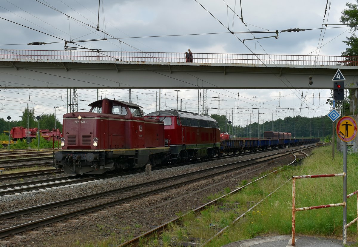 Noch so ein Schmanckerl des Tages war dieser Zug der EFW der von der 212 370-1 und 215 028-4 samt einem Flachwagenzug gen Lintorf durch Duisburg Entenfang. 2.6.2018