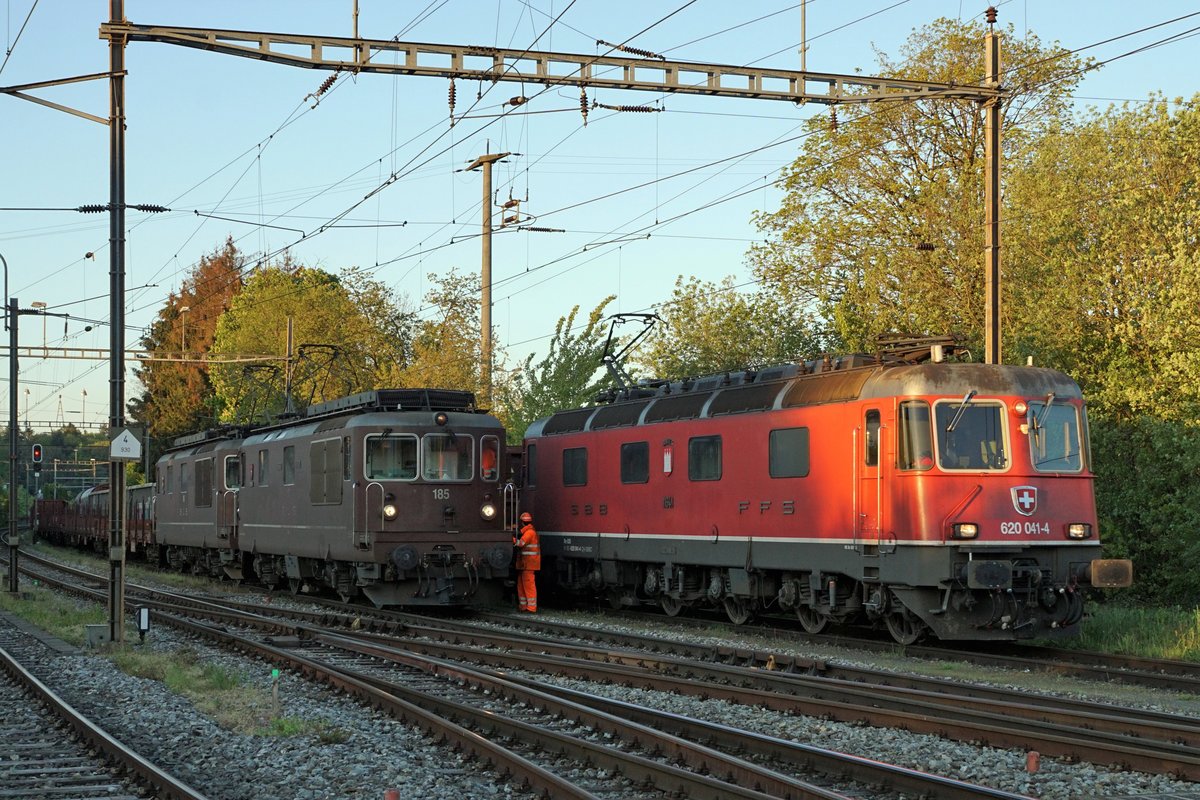 Noch stehen die letzten Re 425 von BLS CARGO im täglichen Einsatz.
Die Re 425 gehören zu den fotogenen Lokomotiven die gegenwärtig noch auf dem schweizerischen Schienennetz unterwegs sind. Da bei der BLS die Ausrangierung der Re 425 in letzter Zeit rasant vorangetrieben wird, zeige ich gleich noch einmal eine Serie von fünf Betriebsaufnahmen, die noch vor kurzer Zeit in meiner Region entstanden sind.
In Betrieb genommen wurden die Re 4/4 161 - 195 in den Jahren 1964 – 1983. Viele dieser bei den Bahnfotografen sehr beliebten Oldtimer wurden leider bereits verschrottet.
Zusammentreffen von den BLS Re 425 185 und Re 425 188 sowie der SBB Re 620 041-4  MOUTIER  in Gerlafingen am 14. Mai 2019.
Foto: Walter Ruetsch   
