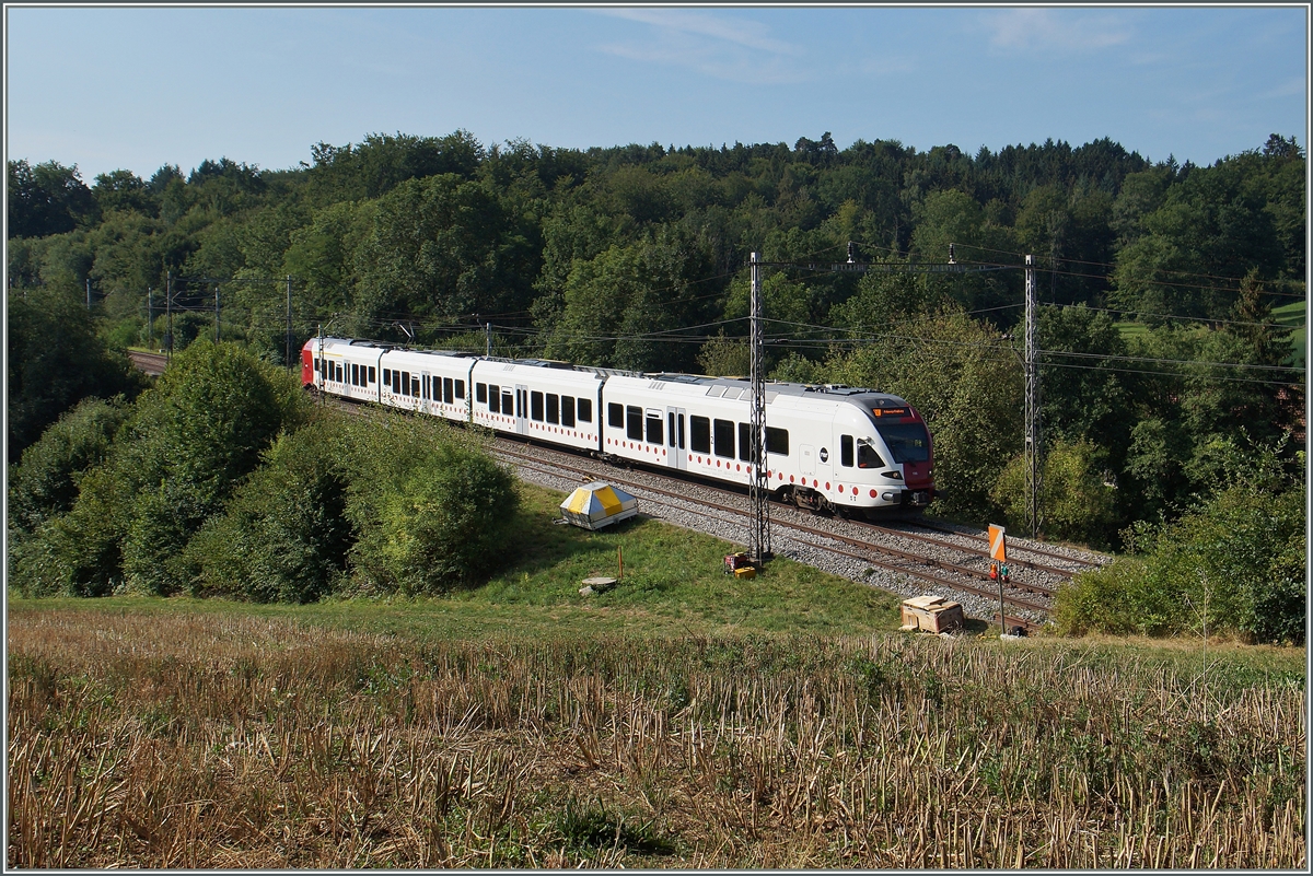 Noch stehen zwischen Neyruz und Rosé die alten, filigranen Fahrleitungsmaste. Ein TPF RABe 527 als RE 4011 auf dem Weg von Bulle nach Fribourg.
6. August 2015