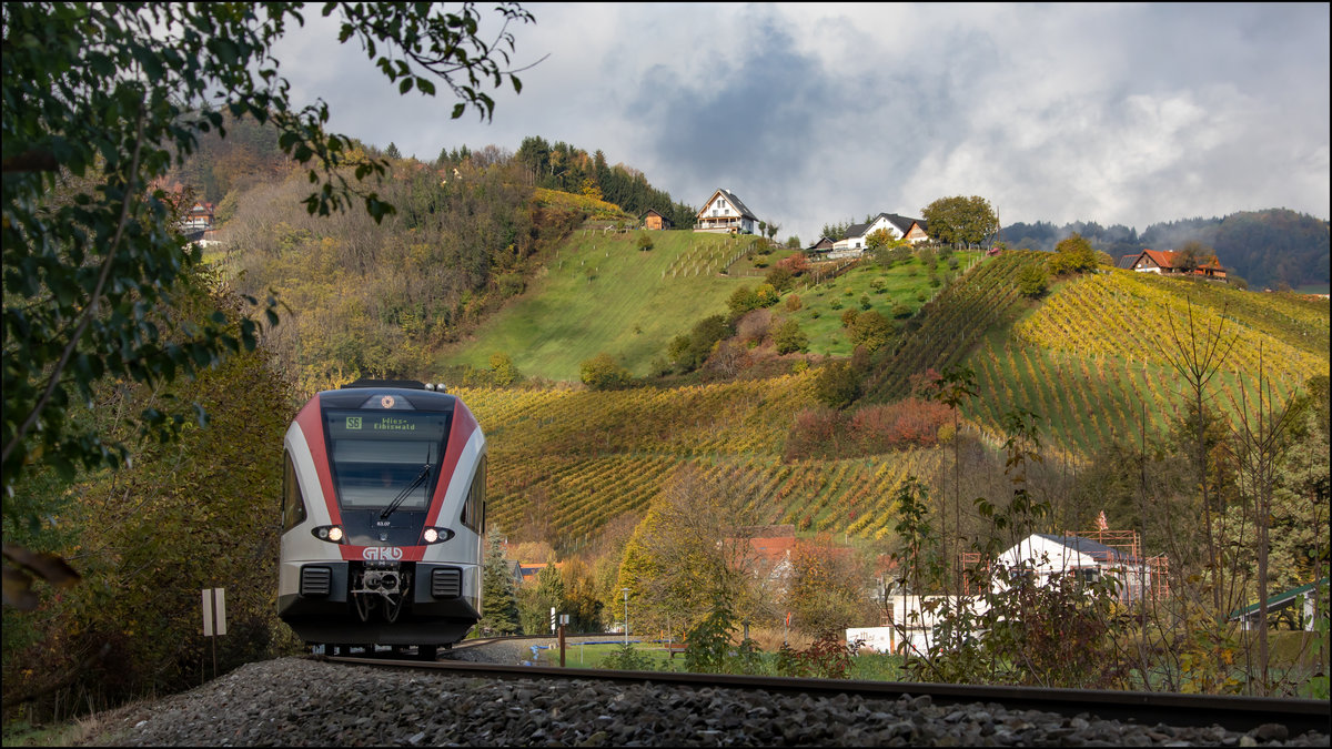 Noch strahlt das Weinlaub in prächtigem Gold von den Hängen in Deutschlandsberg. 
Mit dem ersten Frost und Wind wird diese Augenweide sicher vorbei sei. 
Unberührt dessen rollt ein GTW 2/8 auf die Leibenfelder Höhe hoch. 
7.11.2019