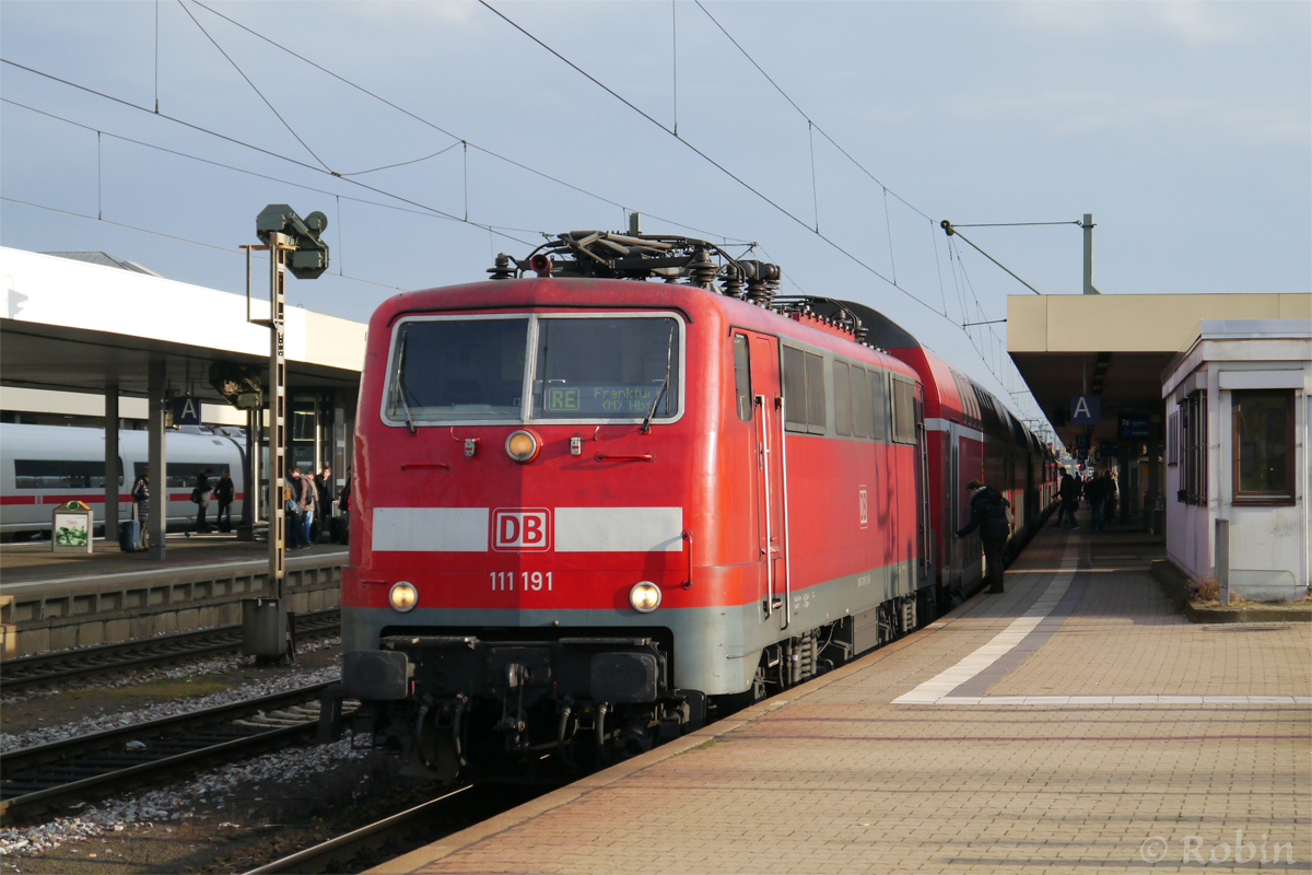 Noch stromlos stand 111 191 im Mannheimer Hbf. Sobald die Lok aufgerüstet ist geht die Fahrt als RE nach Frankfurt. (04.02.2014)