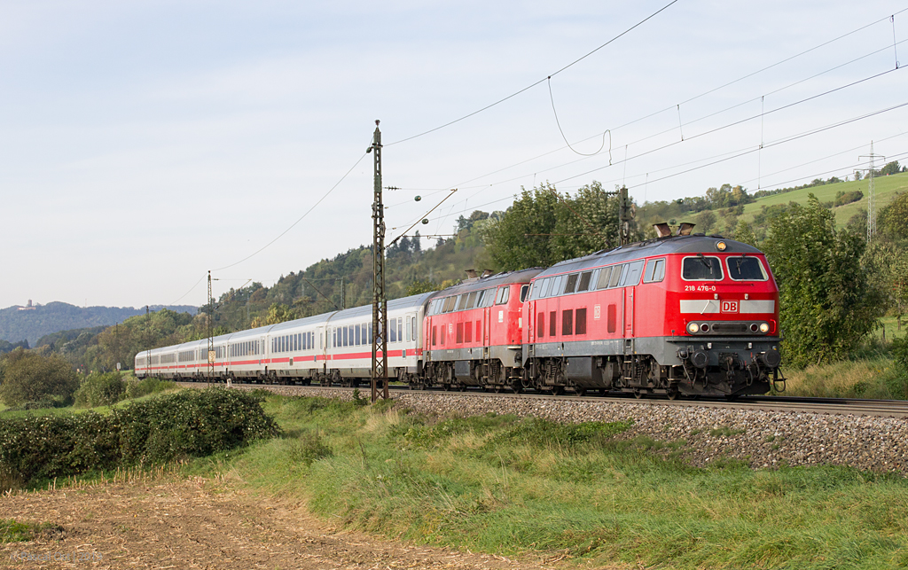 Noch tglich trifft man auf der Filsbahn die Bundesbahn-Dieselloks der BR 218 an. Im Auftrag von DB Fernverkehr bespannen die Ulmer Regio-Maschinen u. A. das IC-Zugpaar 2012/2013. Mit IC 2013 am Haken lie sich 218 476-0 am Tag der Deutschen Einheit 2013 bei Kuchen aufnehmen.