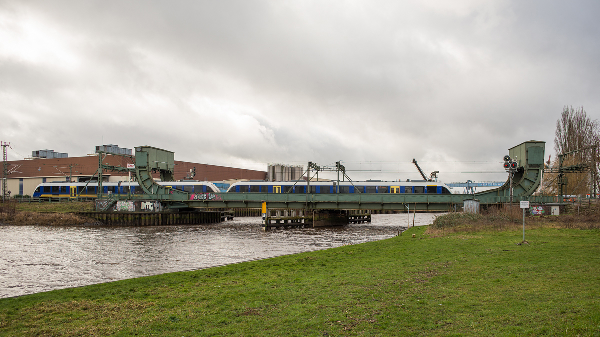 Noch toben die Nachwehen des Orkantiefs  Sabine  aka  Ciara  über Norddeutschland als am 13.02.2020 ein Triebzug der Nordwestbahn (NWB) über die Klappbrücke über die Hunte in den Hauptbahnhof Oldenburg einfährt. Die Huntebrücke an den KBS 390 Bremen - Norddeich und 392 Osnabrück - Wilhelmshaven in Oldenburg dürfte eine der letzten Klappbrücken in Deutschland sein, über die eine zweigleisige Hauptstrecke geführt wird.