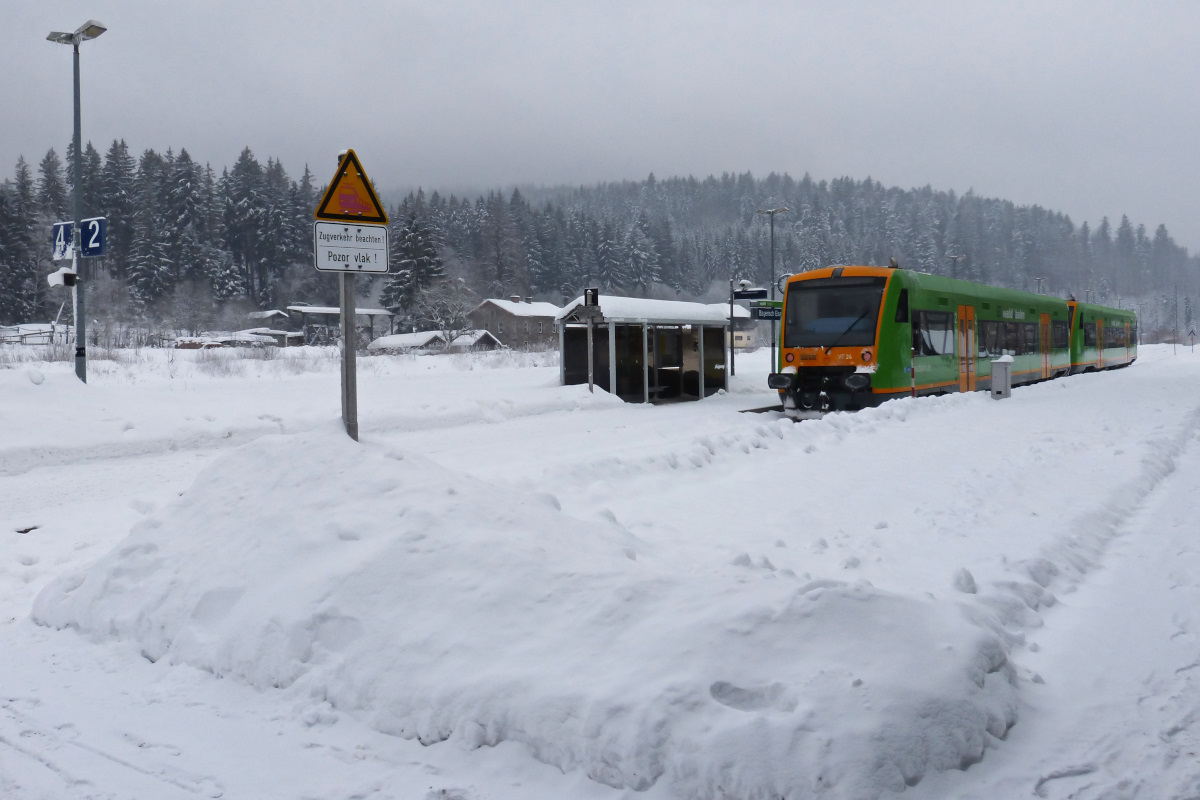 Noch von der tschechischen Seite aus fotografierte ich den Triebwagen der Waldbahn in Bayrisch Eisenstein. 23.01.2016