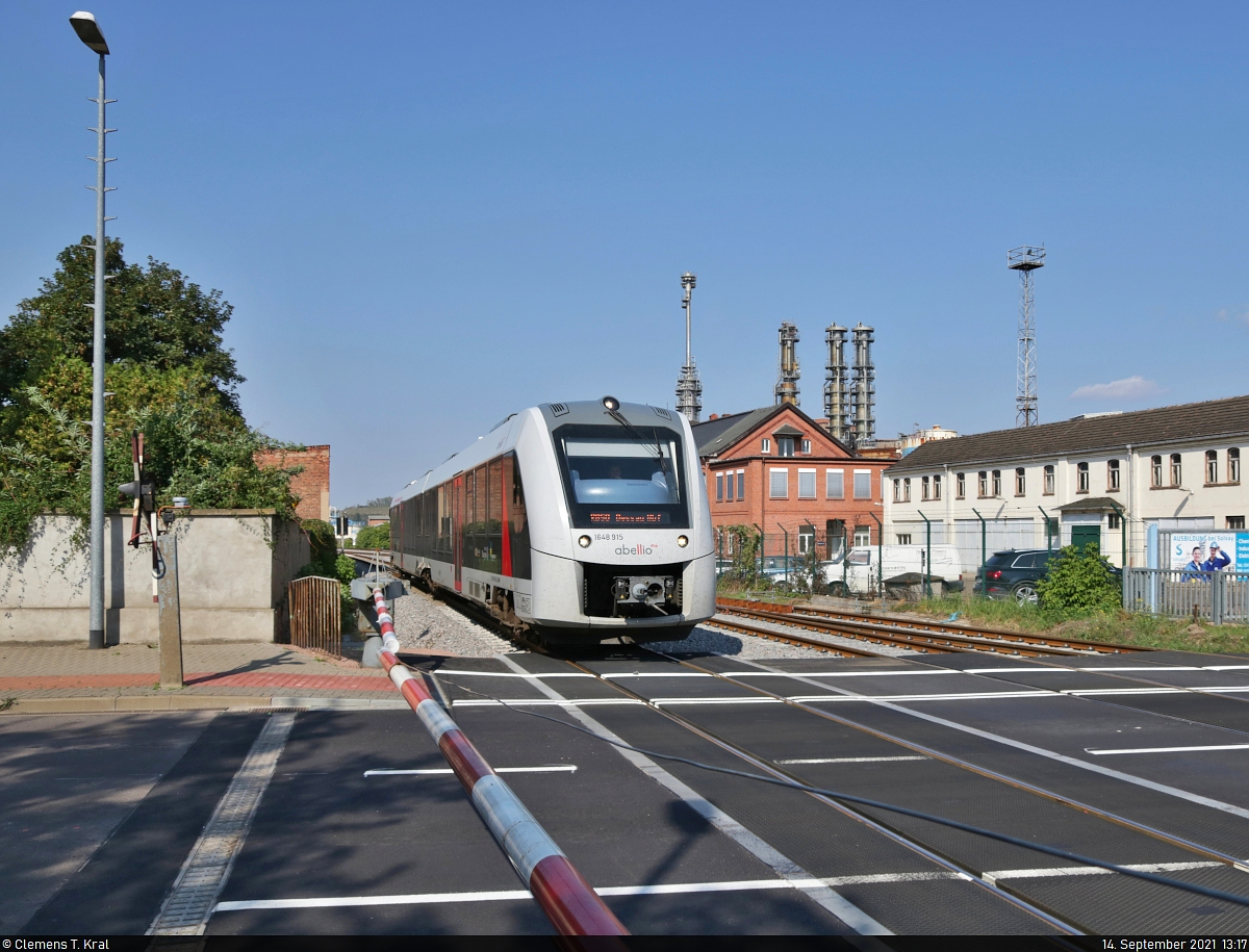 Noch über den Bahnübergang Köthensche Straße, dann ist Bernburg Hbf für den verspäteten 1648 915-4 (Alstom Coradia LINT 41) erreicht.

🧰 Abellio Rail Mitteldeutschland GmbH
🚝 RB 80459 (RB50) Aschersleben–Dessau Hbf [+5]
🚩 Bahnstrecke Köthen–Aschersleben (KBS 334)
🕓 14.9.2021 | 13:17 Uhr