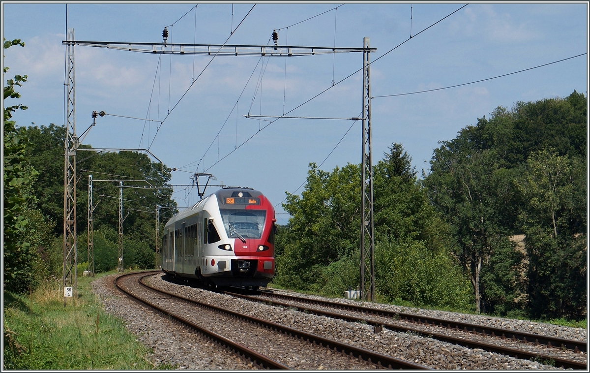 Noch unter den alten Fahrleitungsmasten zwischen Rosé und Neyruz ist am 6. August 2015 ein TPF nach Bulle unterwegs.
