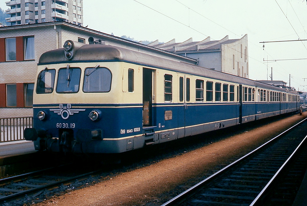 Noch im Ursprungszustand präsentierte sich der 4030.19 in der zweiten Hälfte der 1970er Jahre im Bahnhof Feldkirch. Das Foto machte meine Mutter Gerda Lüdicke bei einem Urlaub in Vorarlberg und brachte es mir als Souvenir mit.