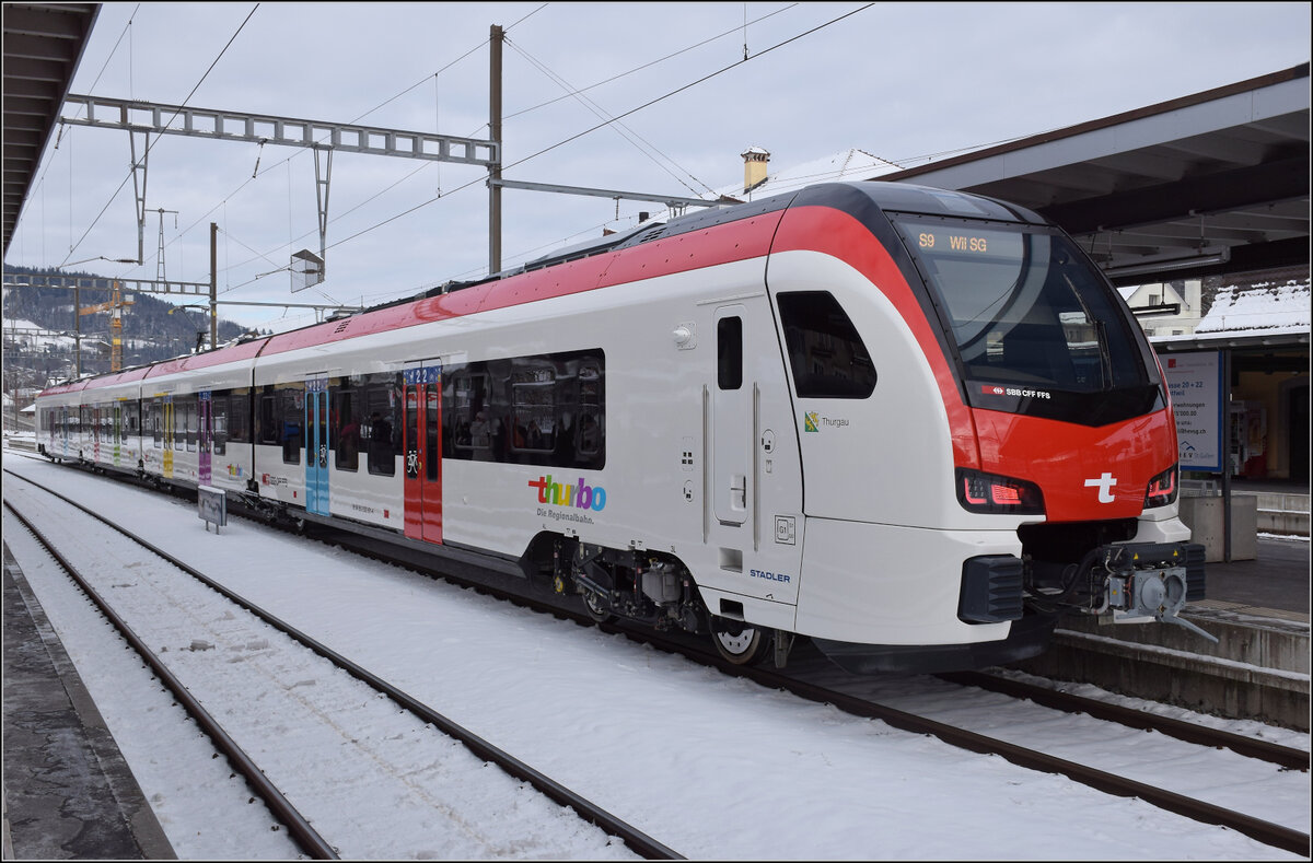 Noch eine Variante des Flirt evo mit vernünftig vielen bunten Türen und in vierteiliger Version. Auch mit der Nummer RABe 533 501 setzt sich dieser Flirt 4 von den anderen Thurbozügen ab und entspricht technisch weitgehend den RA-Zügen. Wattwil, Januar 2026.