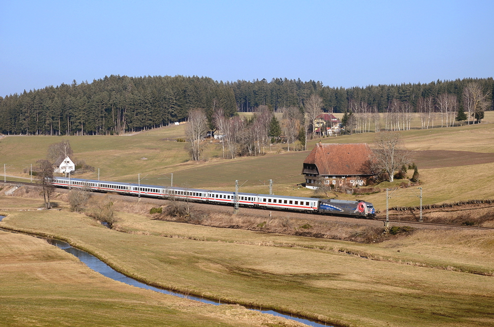 Noch verkehrt er - der IC 2005 von Emden nach Konstanz, welcher am 7. März 2014 von 101 060  60 Jahre Bundespolizei  durchs Groppertal gezogen wurde.