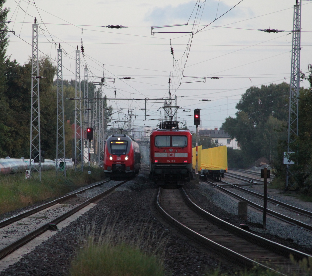 Noch vor Sonnenaufgang begegneten sich 442 841 und 112 105 in Hhe Haltepunkt Rostock-Bramow.02.09.2016