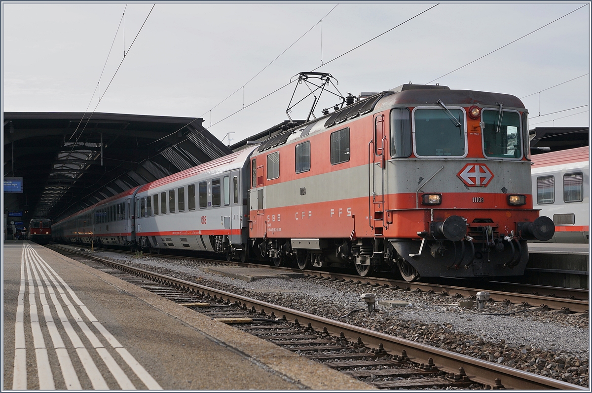 Noch vor wenigen Tagen in Lausanne mit einem (Dienst)- Güterzug fotografiert, traf ich nun die SBB Re 4/4 II 11108 in  edleren  Diensten: Die  Swiss-Express  Lok wartet mit dem EC 163 Transalpin nach Graz in Zürich HB auf die Abfahrt.
24. Juni 2018