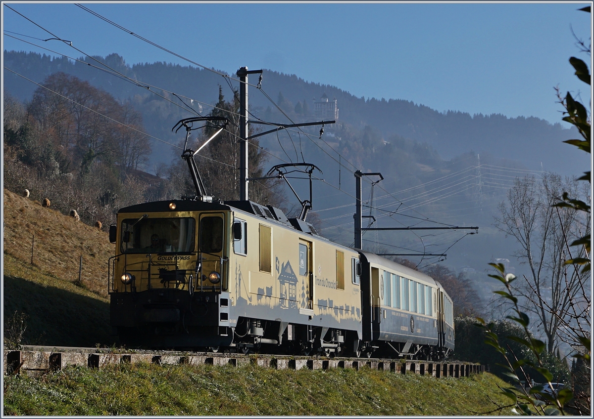 Noch vor einer Woche als  GoldenPass Classic  unterwegs, verkehrt der gleichen Zug mit einem neuen Namen: MOB Belle Epoque.
Die Schokoladen GDe 4/4  mit dem Regionalzug 2217 von Zweisimmen nach Montreux bei Chernex.
15. Dez. 2016