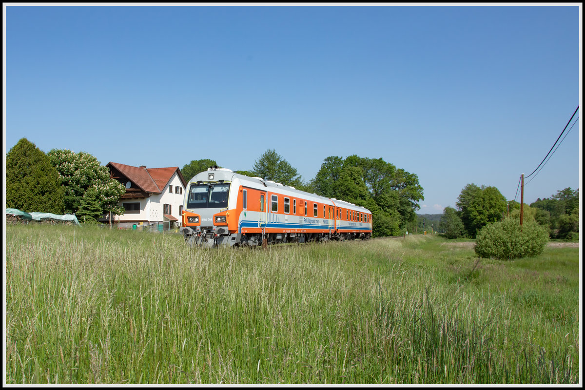 Noch wachsen teilweise die Wiesen in die Höhe ,... 

Hier bei Preding verschluckt den ungarischen FMK008 das frische Gras beinahe.
18.05.2020