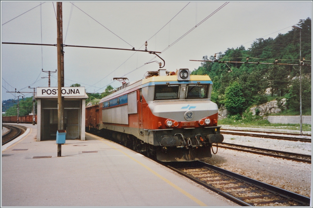 Noch eine weinrote/silberne SZ 363, diesmal die SZ 363 002 mit einem Güterzug in Postojna.

Analogbild vom 8. Juni 1997