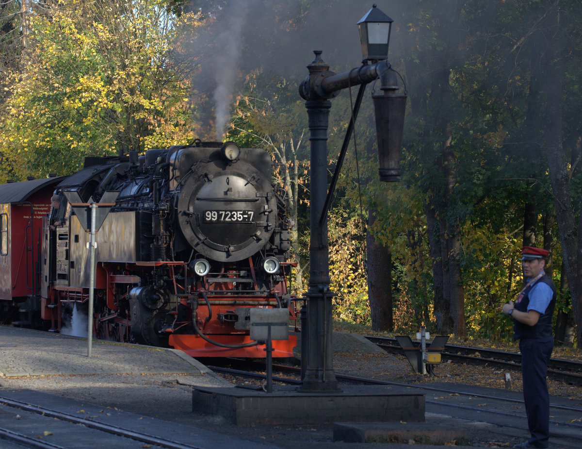 Noch weiss der Lokführer von 99 7235-2 nichts vom bevorstehenden Rangiervorgang, den Zug nach Gleis 1 umzusetzen. Drei Annen Hohne  16.10.2018 14:51 Uhr.
